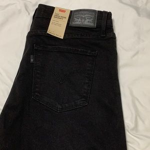 BNWT women’s black 721 Levi’s high-rise skinny jeans. Size 30/10